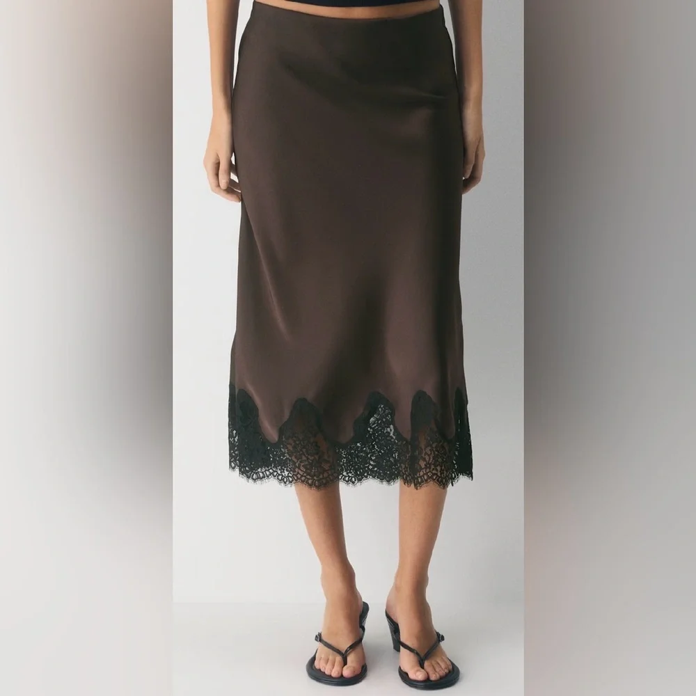 Aritzia Wilfred
Henrietta Satin Skirt - Picture 2 of 5